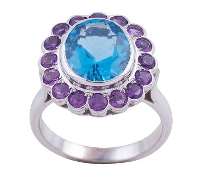 SORTIJA EN ORO 18KT, TOPACIO Y AMATISTAS. Sortija realizada en oro de 18kt. Topacio azul central 