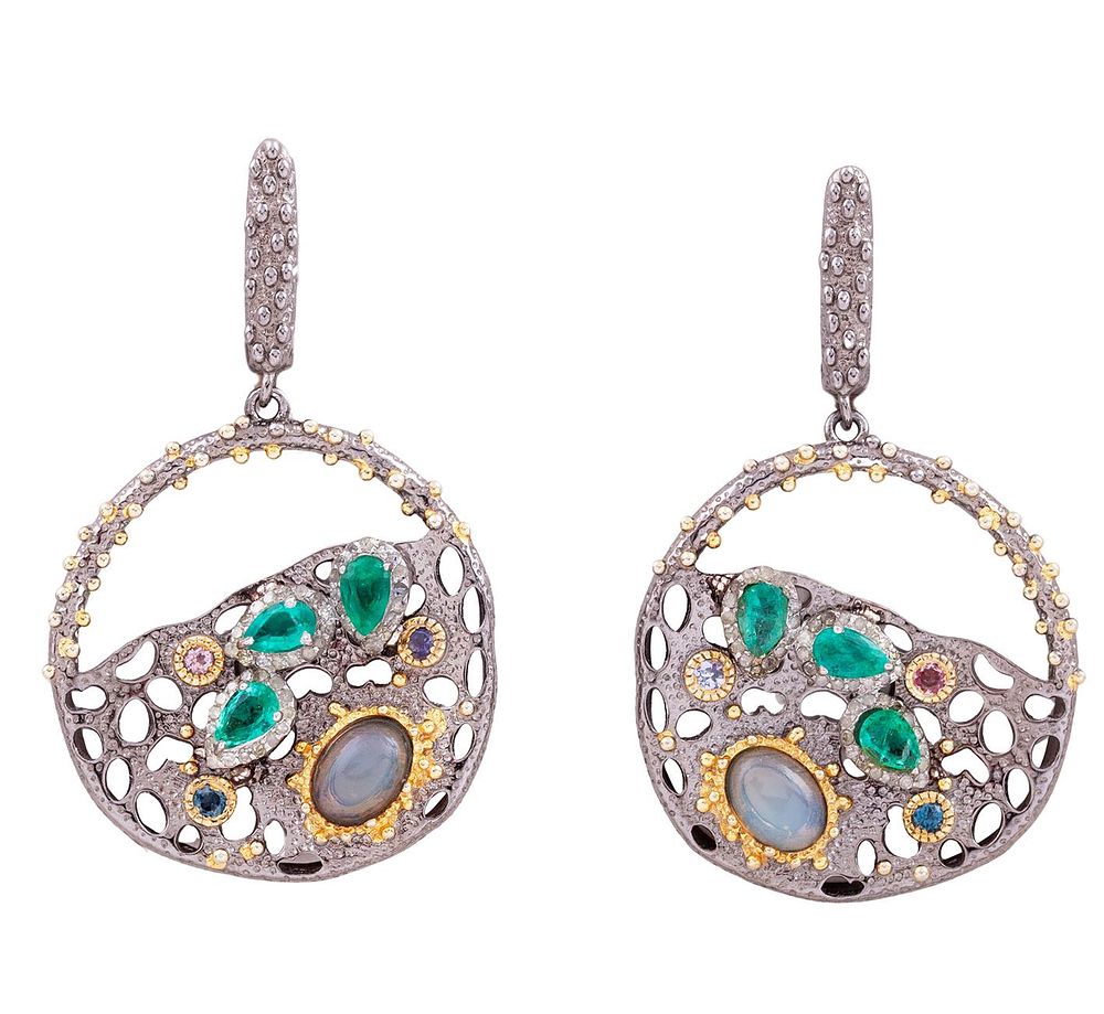 PENDIENTES EN PLATA 925 CON CHAPADO EN ORO, ESMERALDAS, ÓPALOS, ZAFIROS Y DIAMANTES. Pendientes 