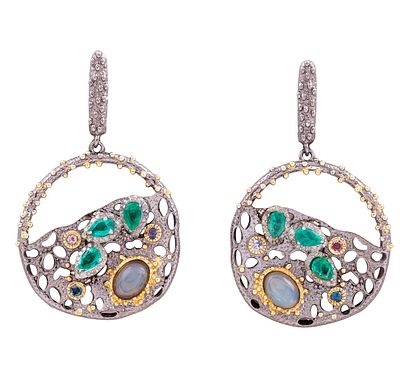 PENDIENTES EN PLATA 925 CON CHAPADO EN ORO, ESMERALDAS, ÓPALOS, ZAFIROS Y DIAMANTES. Pendientes 