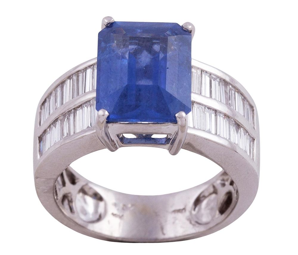 SORTIJA EN ORO 18KT, ZAFIRO Y DIAMANTES. Sortija realizada en oro de 18kt. Zafiro central en 