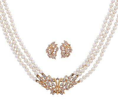 CONJUNTO DE GARGANTILLA Y PENDIENTES EN METAL DORADO, PERLAS IMITACIÓN Y CIRCONITAS. Conjunto 