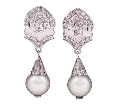 PENDIENTES EN ORO DE 18KT, DIAMANTES Y PERLAS CULTIVADAS. Pareja de pendientes, largos con 