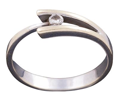 SORTIJA EN ORO DE 18KT Y DIAMANTE. Sortija realizada en oro de 18kt con un diseño de pinza 