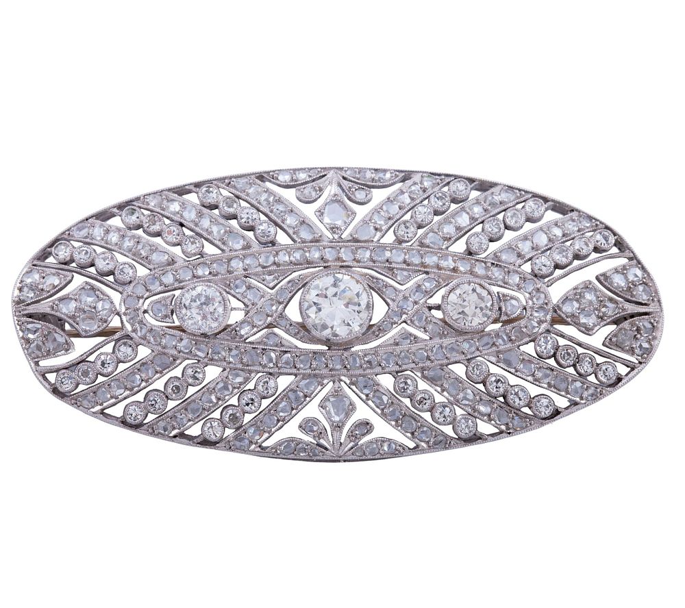 BROCHE EN ORO 18KT Y DIAMANTES. Broche estilo antiguo realizado en oro de 18kt. Dise&ntilde;o oval 