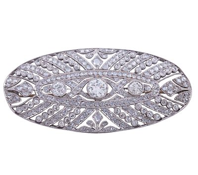BROCHE EN ORO 18KT Y DIAMANTES. Broche estilo antiguo realizado en oro de 18kt. Diseño oval 