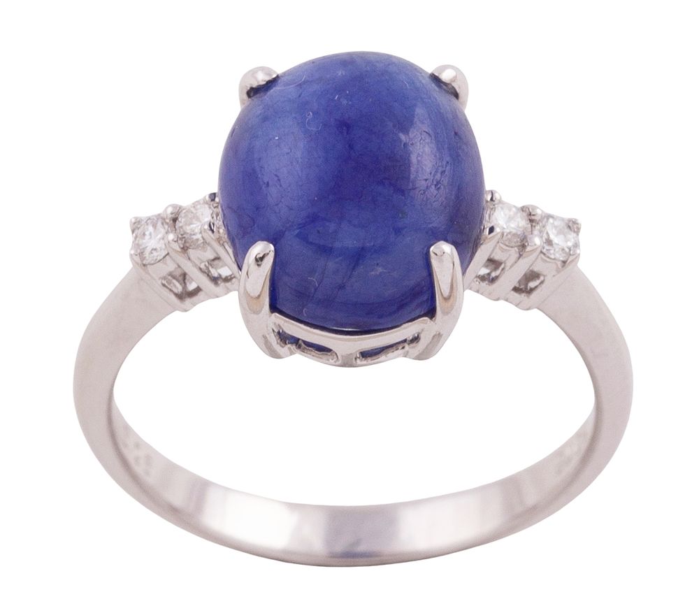 SORTIJA EN ORO 18KT, ZAFIRO Y DIAMANTES. Sortija realizada en oro de 18kt. Zafiro central en 