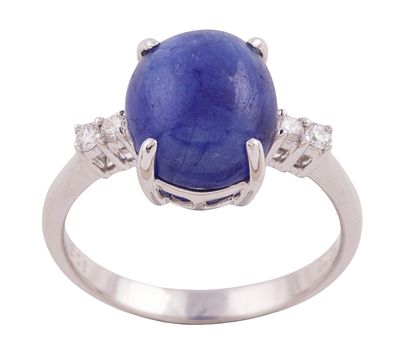 SORTIJA EN ORO 18KT, ZAFIRO Y DIAMANTES. Sortija realizada en oro de 18kt. Zafiro central en 