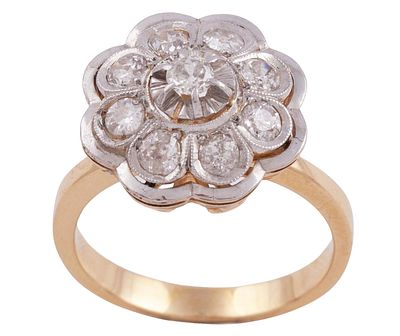 SORTIJA EN ORO BICOLOR 18KT Y DIAMANTES. Sortija realizada en oro bicolor de 18kt. Diseño de 