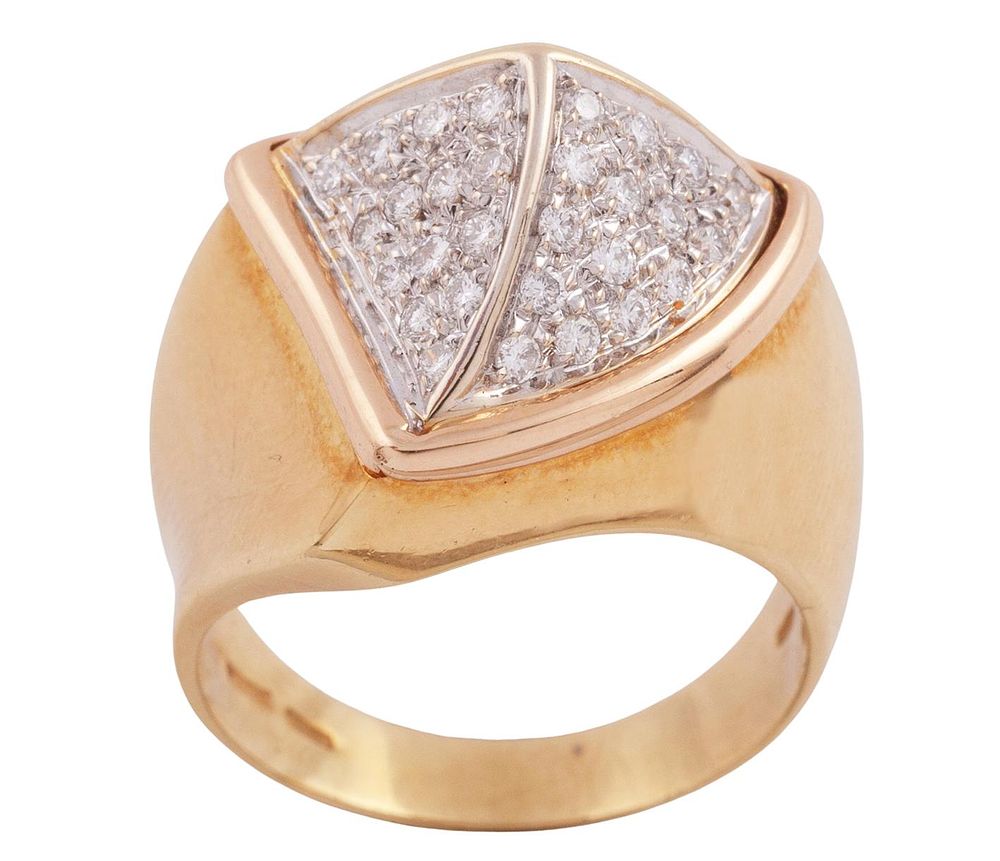 SORTIJA EN ORO BICOLOR 18KT Y DIAMANTES. Sortija realizada en oro bicolor de 18kt. Forma de 