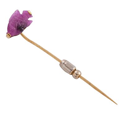 ALFILER DE CORBATA EN ORO 18KT Y RUBÍ EN TALLA DE PEZ. Alfiler de corbata realizado en oro 18kt. 