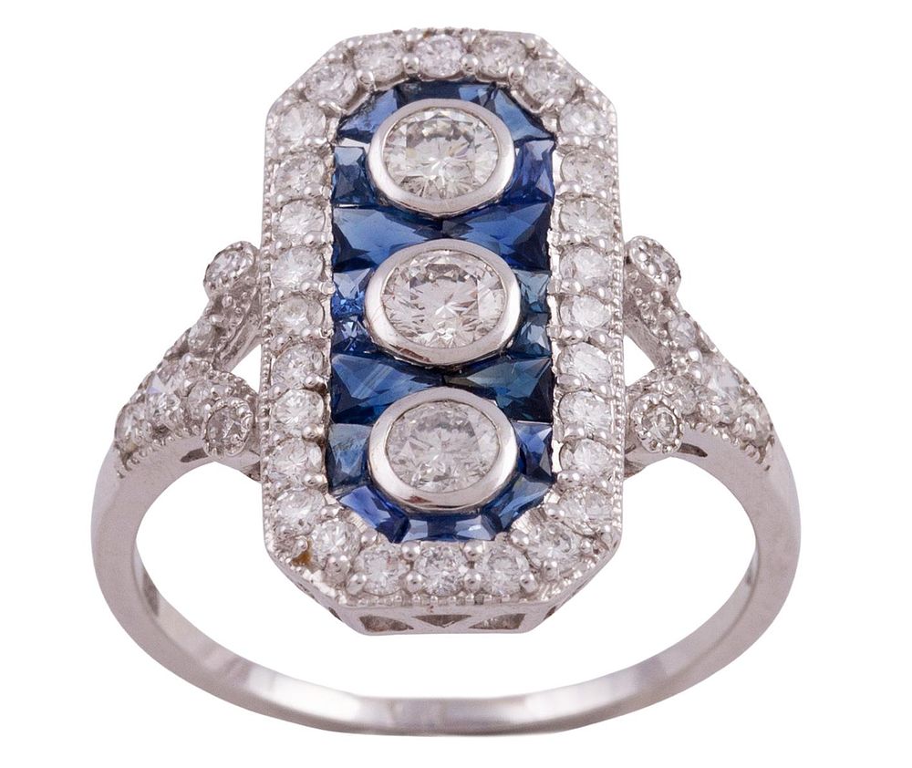 SORTIJA EN ORO 18KT, ZAFIROS Y DIAMANTES. Sortija estilo Art Déco realizada en oro de 18kt con 