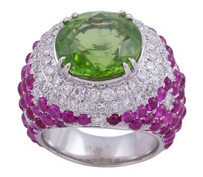 SORTIJA EN ORO 18KT, PERIDOTO, RUBÍES Y DIAMANTES. Sortija realizada en oro de 18kt con peridoto 