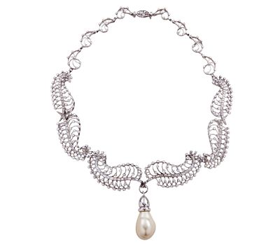 GARGANTILLA ESTILO ART NOUVEAU EN ORO 18KT CON IMPORTANTE PERLA AUSTRALIANA BARROCA Y DIAMANTES. 