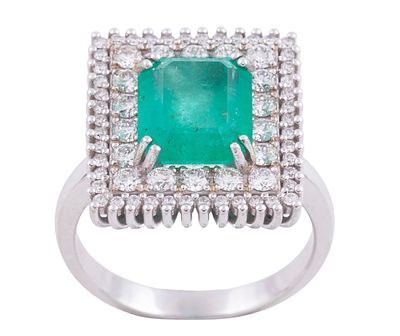 SORTIJA EN ORO 18KT, ESMERALDA Y DIAMANTES. Sortija realizada en oro de 18kt. Esmeralda central 