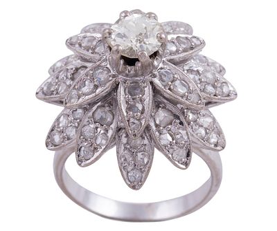 SORTIJA EN ORO 18KT Y DIAMANTES. Sortija vintage años 50 realizada en oro de 18kt. Diseño de 