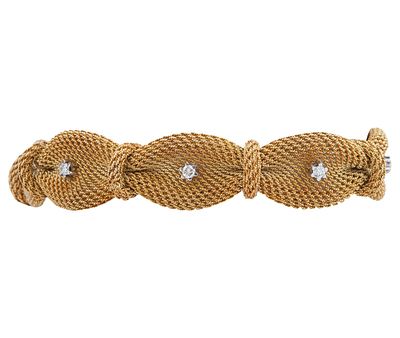 PULSERA EN ORO 18KT Y DIAMANTES. Pulsera realizada en malla tejida en oro de 18kt, años 50. 