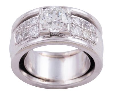 SORTIJA EN ORO 18KT Y DIAMANTES. Sortija ancha realizada en oro de 18kt. Con diamantes en talla 