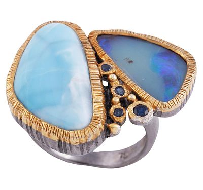 SORTIJA EN PLATA 925 CON CHAPADO EN ORO, LARIMAR, ÓPALO Y ZAFIROS. JOYERÍA DE AUTOR, PIEZA ÚNICA. 