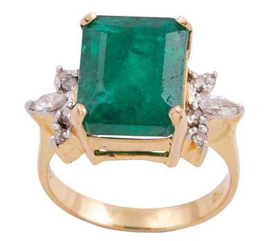 SORTIJA EN ORO BICOLOR 18KT, ESMERALDA Y DIAMANTES. Sortija realizada en oro bicolor de 18kt con 