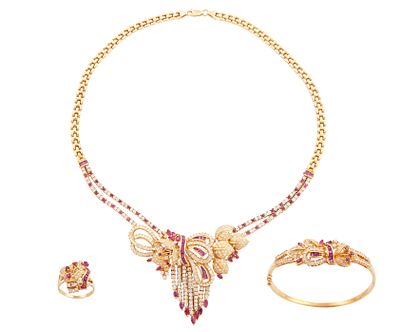 ELEGANTE ADEREZO DE ORO 18KT, DIAMANTES Y RUBÍES. Aderezo realizado en oro de 18kt, compuesto 