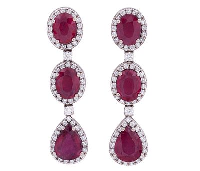 PENDIENTES EN ORO 18KT, RUB&Iacute;ES Y DIAMANTES. Pareja de pendientes largos con movimiento 