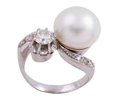 SORTIJA EN ORO 18KT, PERLA CULTIVADA Y DIAMANTES. Sortija realizada en oro de 18kt. Dise&ntilde;o "T&uacute; y 