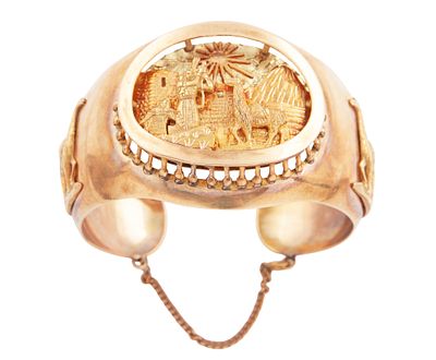 BRAZALETE ANCHO EN ORO 18KT. Brazalete ancho y abierto realizado en oro de 18kt. En el centro 