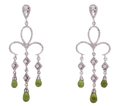 PENDIENTES EN ORO 18KT, PERIDOTOS Y DIAMANTES. Pareja de pendientes largos con movimiento 