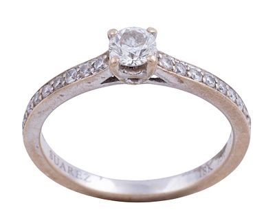 SORTIJA "SUAREZ" EN ORO 18KT Y DIAMANTES. Sortija firmada "Suarez" y realizada en oro de 18kt. 