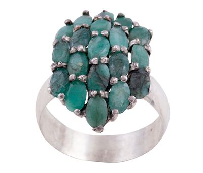 SORTIJA EN PLATA DE LEY CON ESMERALDAS MASIVAS. Sortija realizada en plata de ley adornado con 