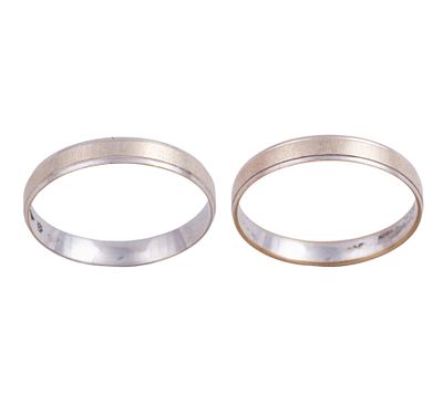 DOS ALIANZAS EN ORO 18KT. Pareja de alianzas realizadas en oro de 18kt, con bandas centrales en 