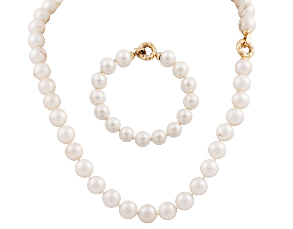 COLLAR Y PULSERA DE PERLAS DE IMITACI&Oacute;N Y ORO 14KT. Conjunto formado por un collar y una pulsera 
