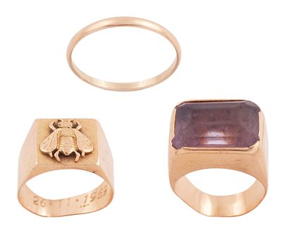 TRES SORTIJAS EN ORO 18KT. Lote de 3 sortijas realizada en oro rosado de 18kt, una con amatista 