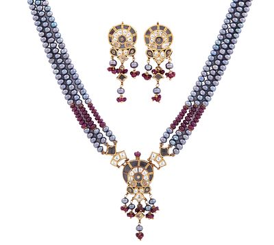 CONJUNTO DE GARGANTILLA Y PENDIENTES EN ORO 14KT, ESMALTES KUNDAN, RUB&Iacute;ES Y PERLAS CULTIVADAS. 