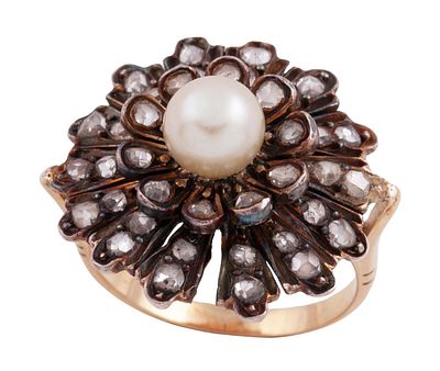 SORTIJA EN ORO 18KT, PLATA DE LEY, PERLA CULTIVADA Y DIAMANTES. Sortija vintage realizada el aro 