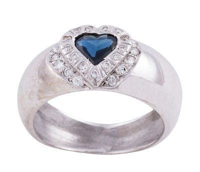 SORTIJA EN ORO 18KT, ZAFIRO Y DIAMANTES. Sortija realizada en oro de 18kt. Zafiro central en 