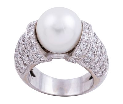SORTIJA EN ORO 18KT, PERLA CULTIVADA Y DIAMANTES. Sortija realizada en oro de 18kt. Perla 