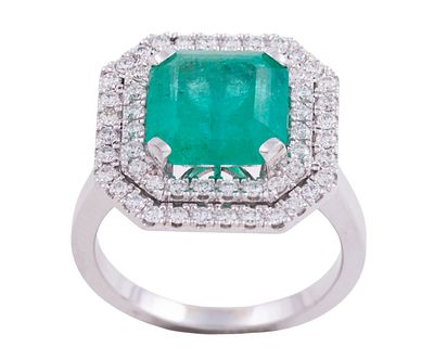 SORTIJA EN ORO 18KT, ESMERALDA Y BRILLANTES. Sortija realizada en oro de 18kt. Esmeralda central 