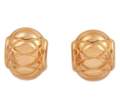 PENDIENTES EN ORO 18KT. Pareja de pendientes realizados en oro de 18kt con dise&ntilde;o de media 