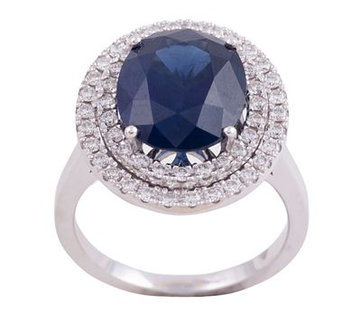 SORTIJA EN ORO 18KT, ZAFIRO Y BRILLANTES. Sortija realizada en oro de 18kt. Zafiro central en 