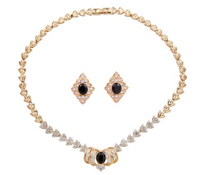JUEGO DE GARGANTILLA Y PENDIENTES CHAPADOS EN ORO, PIEDRAS BLANCAS Y NEGRAS. Conjunto formado 
