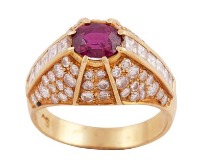 SORTIJA EN ORO 18KT, RUB&Iacute; Y DIAMANTES. Sortija realizada en oro de 18kt. Adornada con rub&iacute; 