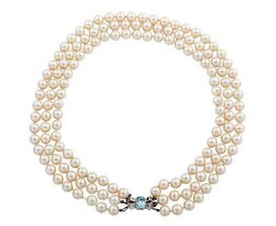 COLLAR DE PERLAS CULTIVADAS. Collar de 3 hilos de perlas cultivadas calibradas aprox en 8mm. 