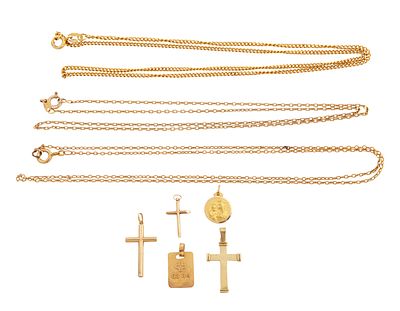 TRES CADENAS Y CINCO COLGANTES EN ORO 18KT. Lote formado por tres cadenas y 5 colgantes. Tres 