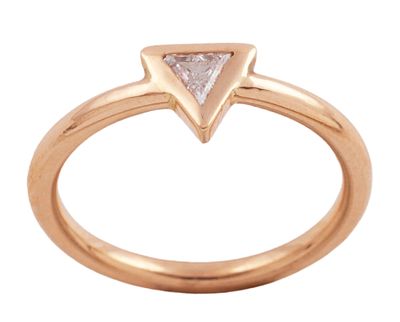 SOLITARIO EN ORO 18KT Y DIAMANTE. Sortija solitario realizada en oro de 18kt. Diamante central 