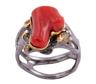 SORTIJA EN PLATA 925 CON CHAPADO EN ORO, CORAL Y ZAFIROS DORADOS. JOYER&Iacute;A DE AUTOR, PIEZA &Uacute;NICA. 