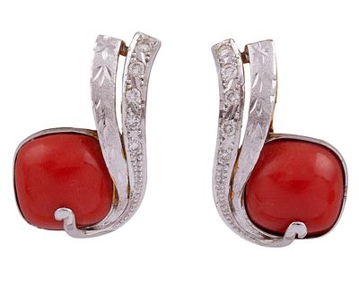 PENDIENTES EN ORO BICOLOR 18KT, CORAL Y DIAMANTES. Par de pendientes realizados en oro bicolor 