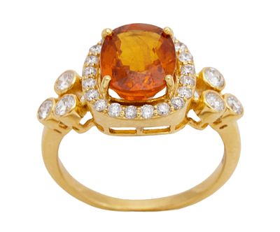 SORTIJA EN ORO DE 18KT, ZAFIRO NARANJA Y DIAMANTES. Sortija realizada en oro de 18kt. Con un 