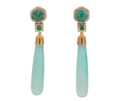 PAREJA DE PENDIENTES REALIZADOS EN ORO DE 9KT,, ESMERALDAS, CALCEDONIA Y DIAMANTES. Pareja de 