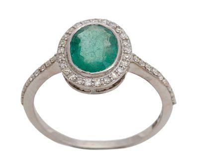 SORTIJA EN ORO DE 9KT, ESMERALDA Y DIAMANTES. Sortija realizada en oro de 9kt. Con una esmeralda 